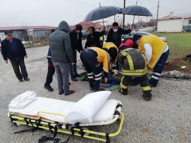 Ciple çarpışan otomobil tarlaya devrildi; 4 yaralı