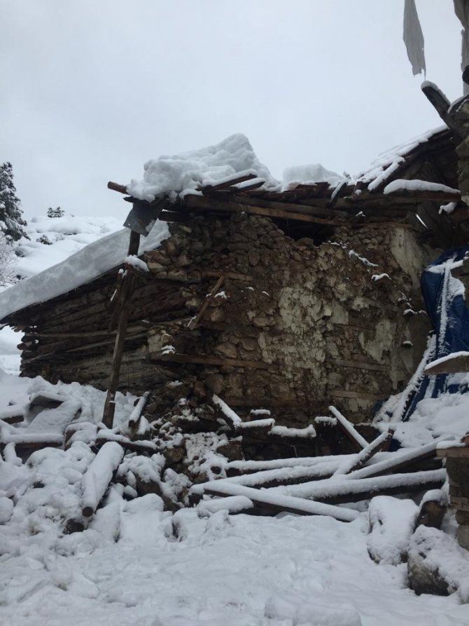Derebucak’ta besihaneler ile bir evin çatısı çöktü