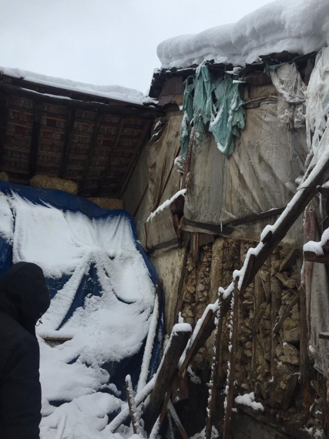 Derebucak’ta besihaneler ile bir evin çatısı çöktü