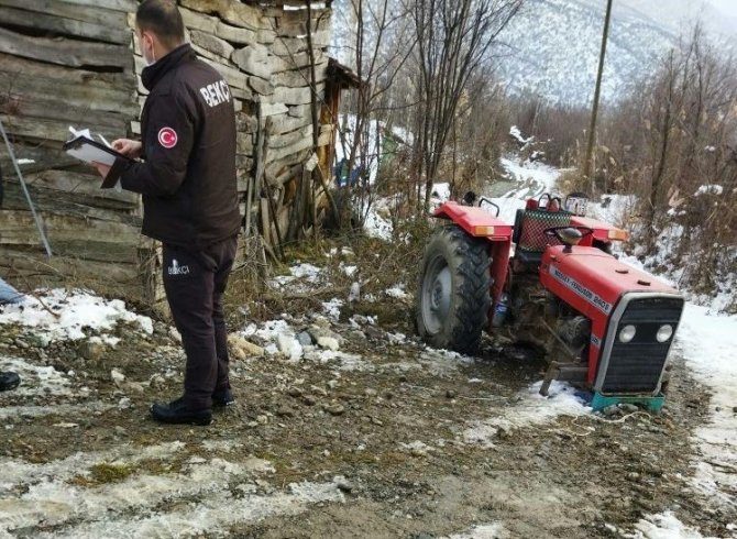 Devrilen traktörün sürücüsü hayatını kaybetti