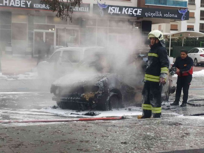 Konya'da boşanma aşamasındaki genç sinirlenip yol ortasında aracını yaktı