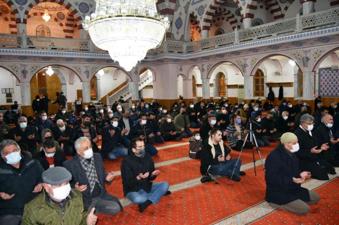 Kulu’da Regaib Kandilinde vatandaşlar camileri doldurdu