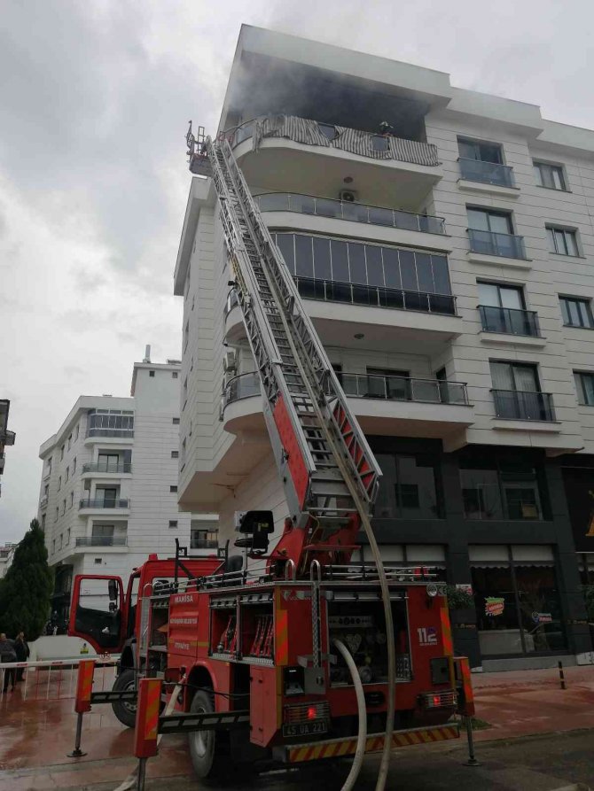Manisa’da ev yangını, 1 kişi dumandan etkilendi
