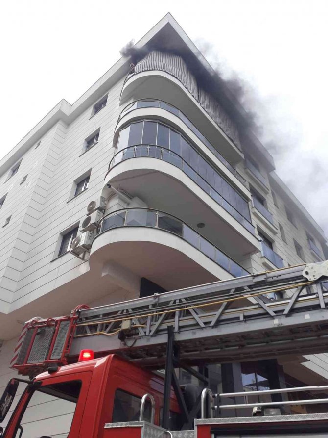 Manisa’da ev yangını, 1 kişi dumandan etkilendi