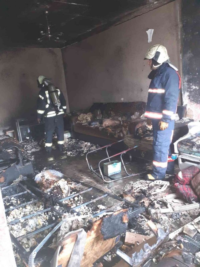 Manisa’da ev yangını, 1 kişi dumandan etkilendi