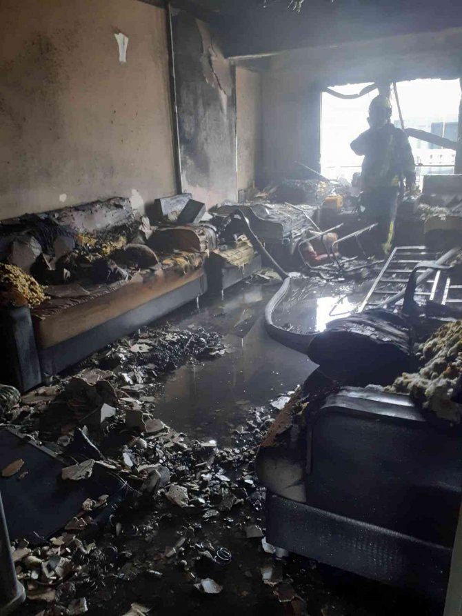 Manisa’da ev yangını, 1 kişi dumandan etkilendi