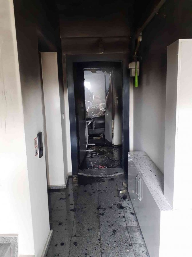 Manisa’da ev yangını, 1 kişi dumandan etkilendi