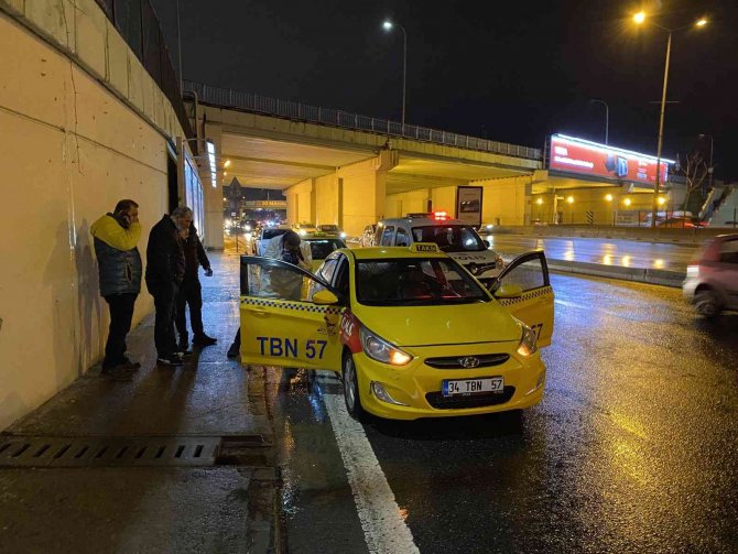 Taksideki yolcu, şoförü silahla vurup kaçtı