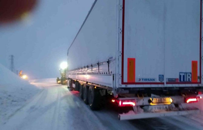 Tipi ve karda mahsur kalan tır kurtarıldı