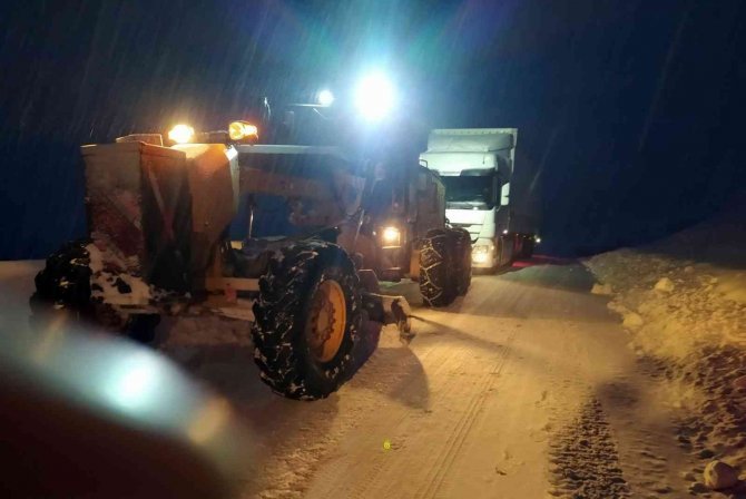 Tipi ve karda mahsur kalan tır kurtarıldı