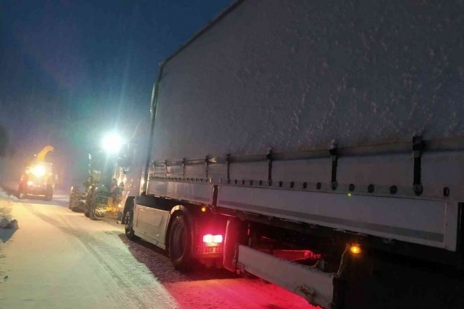 Tipi ve karda mahsur kalan tır kurtarıldı