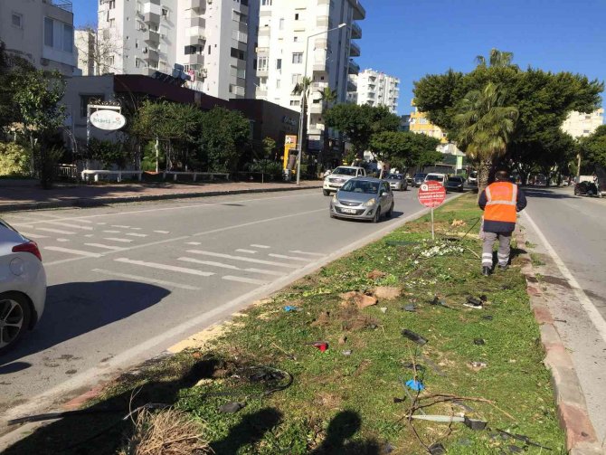 Aracın ağacı biçtiği kazada genç sürücü hayatını kaybetti