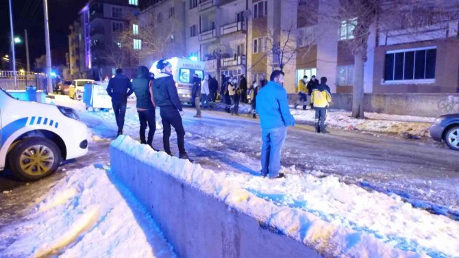 Arkadaşlar arasında çıkan kavgada 1’i ağır 3 kişi bıçakla yaralandı