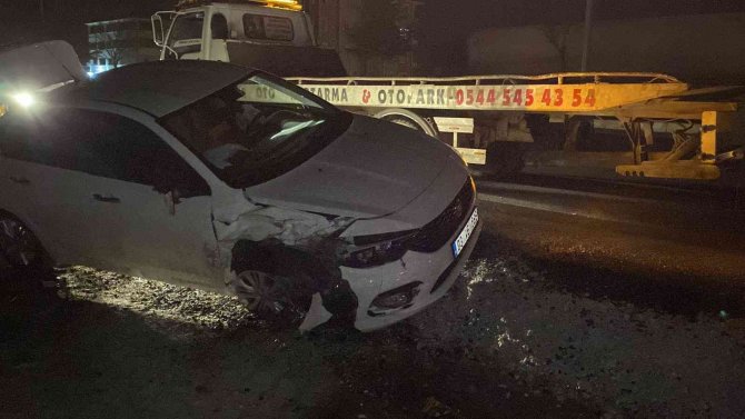 Çarpışan araçların savrulurken çıkardığı kıvılcımlar güvenlik kamerasında