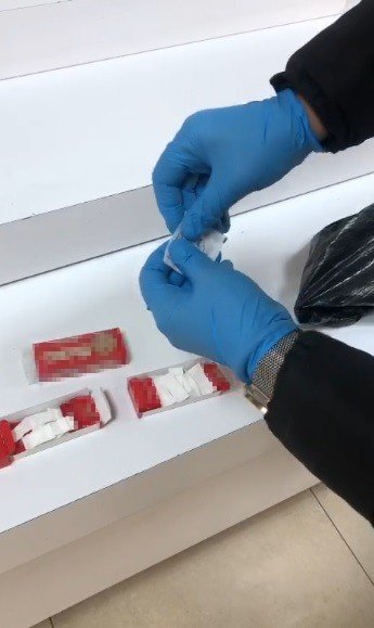 Çikolata ve sakız kutularına uyuşturucu sakladılar