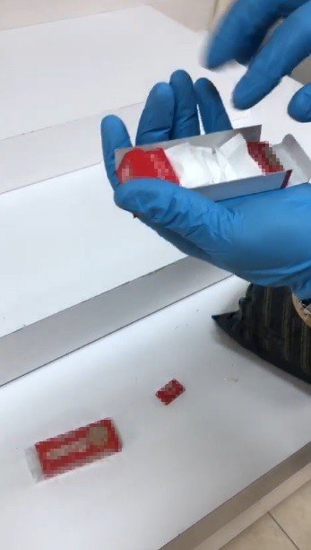 Çikolata ve sakız kutularına uyuşturucu sakladılar