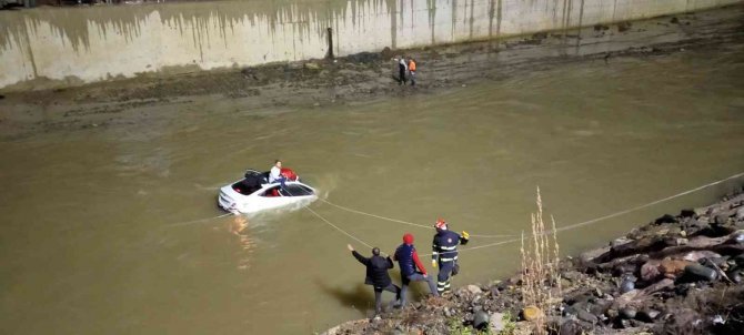 Dereye uçan otomobilde can pazarı yaşandı