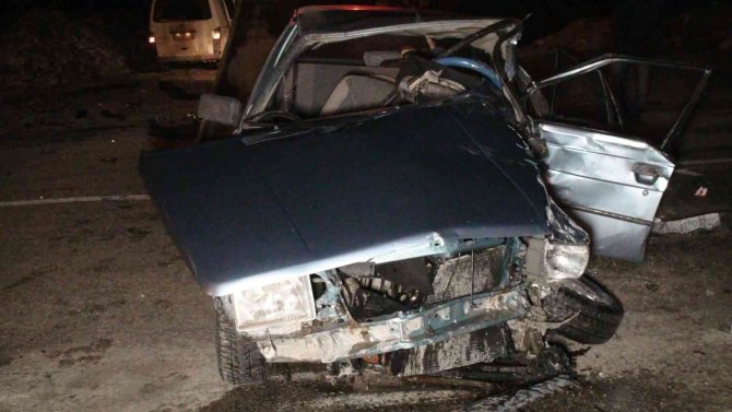 Karaman’da hafif ticari araç ile otomobil çarpıştı: 9 yaralı