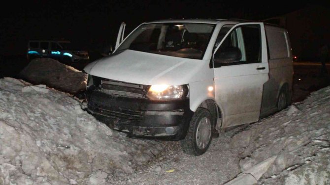 Karaman’da hafif ticari araç ile otomobil çarpıştı: 9 yaralı
