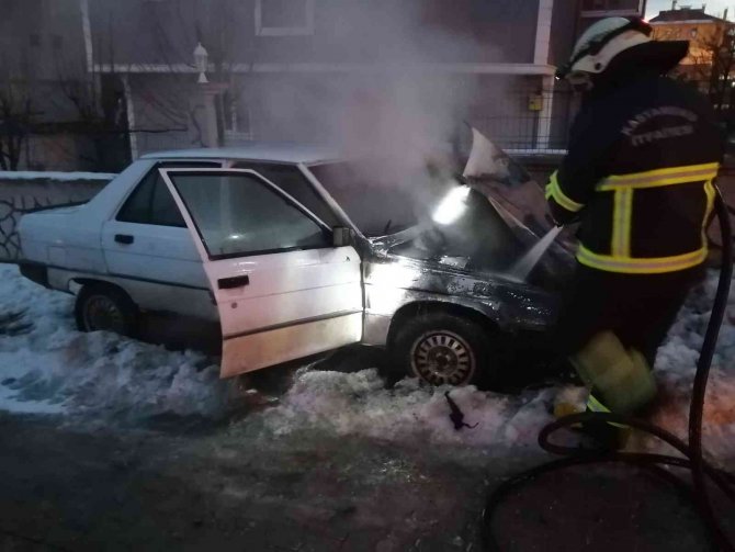 Park halindeki otomobil yandı