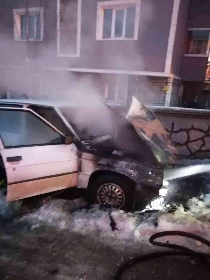 Park halindeki otomobil yandı