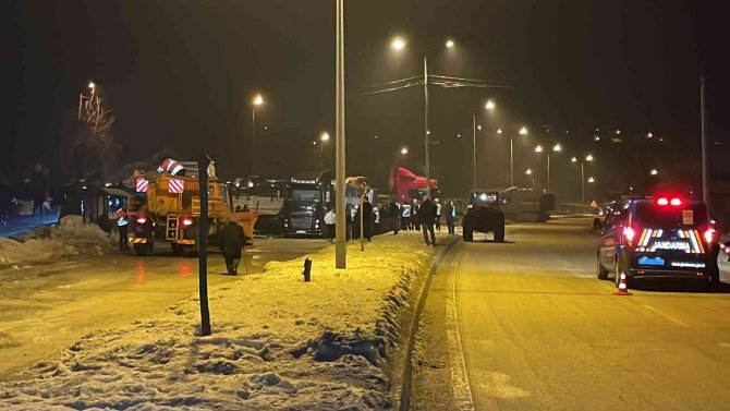 Zincirleme kaza sonrası yol trafiğe açıldı