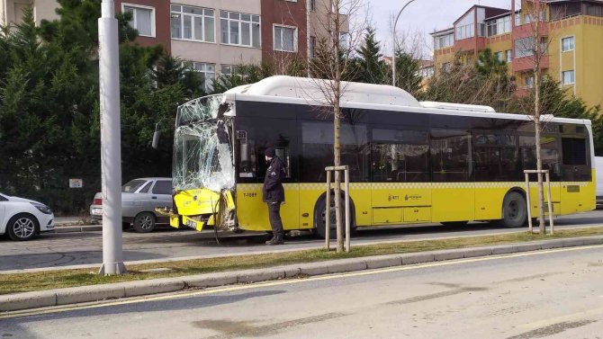 2 otobüs kafa kafaya çarpıştı: 6 yaralı