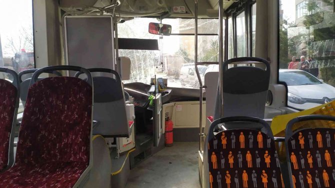 2 otobüs kafa kafaya çarpıştı: 6 yaralı