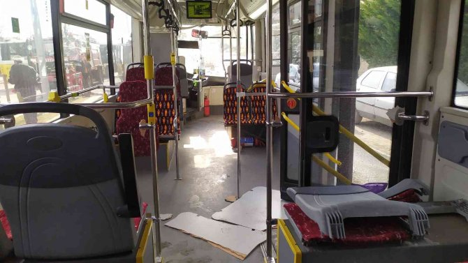 2 otobüs kafa kafaya çarpıştı: 6 yaralı