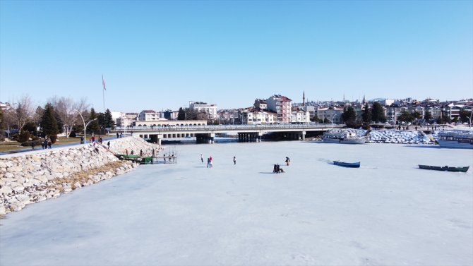 Beyşehir'de buzlu gölde yürüyenlere tehlike uyarısı