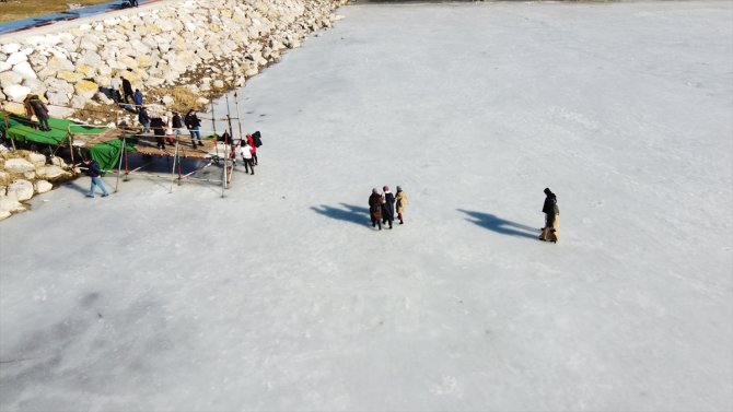 Beyşehir'de buzlu gölde yürüyenlere tehlike uyarısı