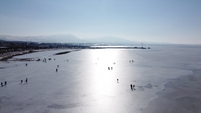 Beyşehir'de buzlu gölde yürüyenlere tehlike uyarısı