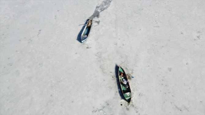 Beyşehir'de buzlu gölde yürüyenlere tehlike uyarısı