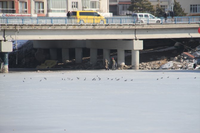 Beyşehir'de buzlu gölde yürüyenlere tehlike uyarısı