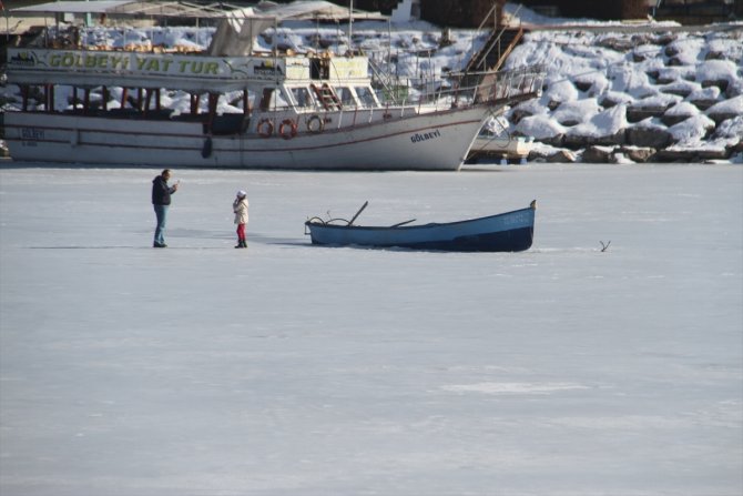 Beyşehir'de buzlu gölde yürüyenlere tehlike uyarısı