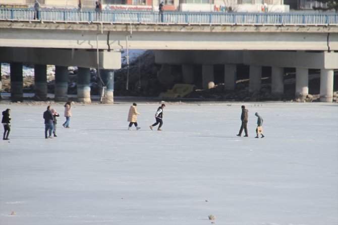 Beyşehir'de buzlu gölde yürüyenlere tehlike uyarısı