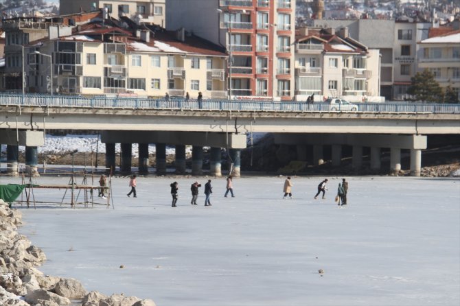 Beyşehir'de buzlu gölde yürüyenlere tehlike uyarısı