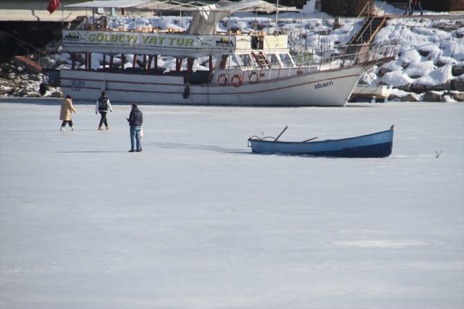 Beyşehir'de buzlu gölde yürüyenlere tehlike uyarısı