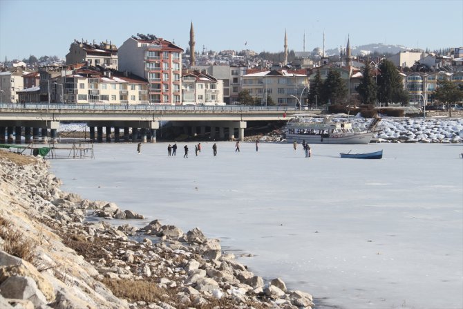 Beyşehir'de buzlu gölde yürüyenlere tehlike uyarısı