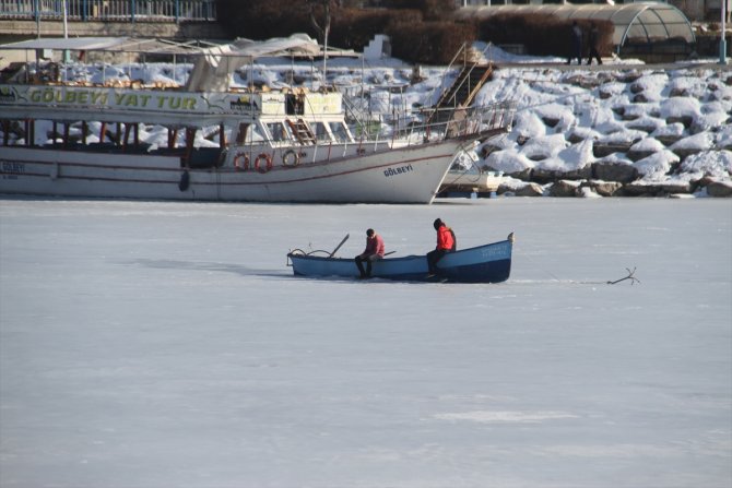 Beyşehir'de buzlu gölde yürüyenlere tehlike uyarısı