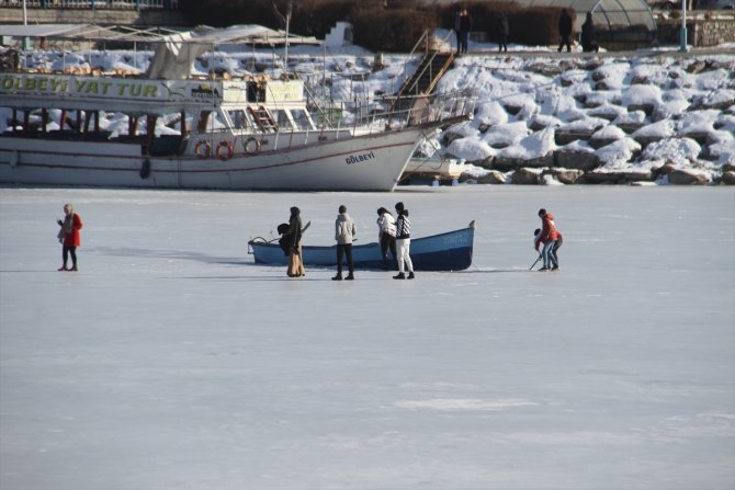 Beyşehir'de buzlu gölde yürüyenlere tehlike uyarısı
