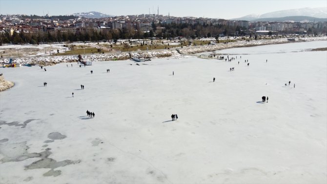 Beyşehir'de buzlu gölde yürüyenlere tehlike uyarısı