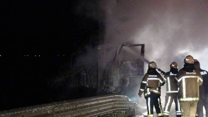 Bursa’da feci kaza: 2 kişi sıkıştıkları kamyonda yanarak can verdiler