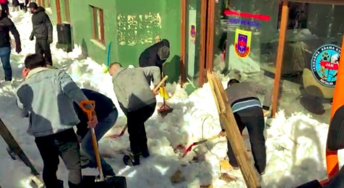 Çatı çöktü: 8 yaralı