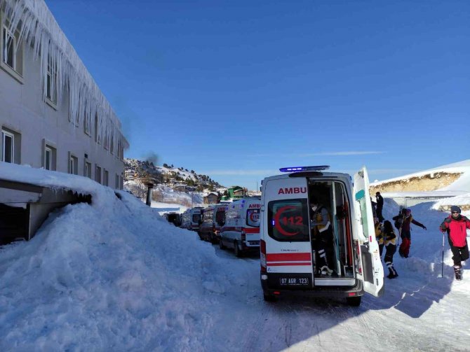 Çatı çöktü: 8 yaralı