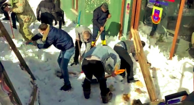 Çatı çöktü: 8 yaralı