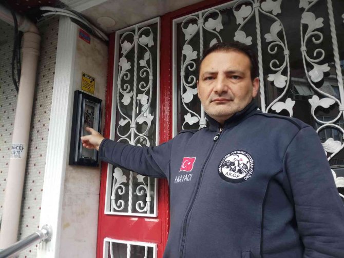 Diyafon hırsızı kamerada