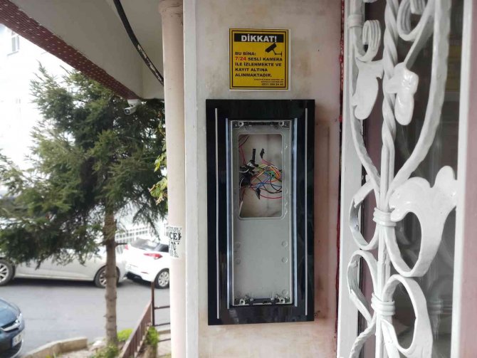 Diyafon hırsızı kamerada