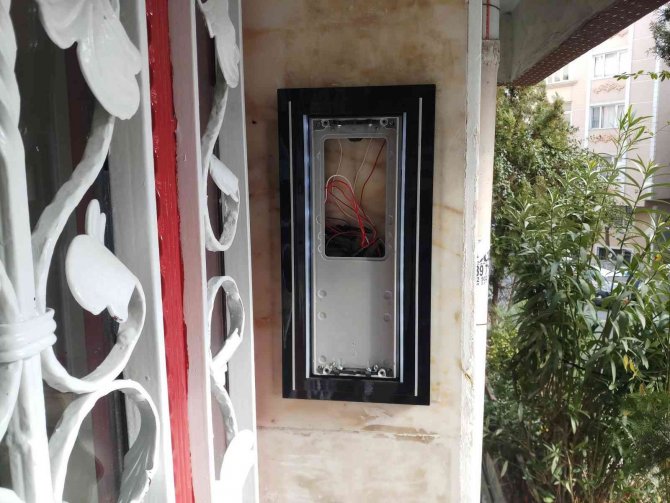 Diyafon hırsızı kamerada