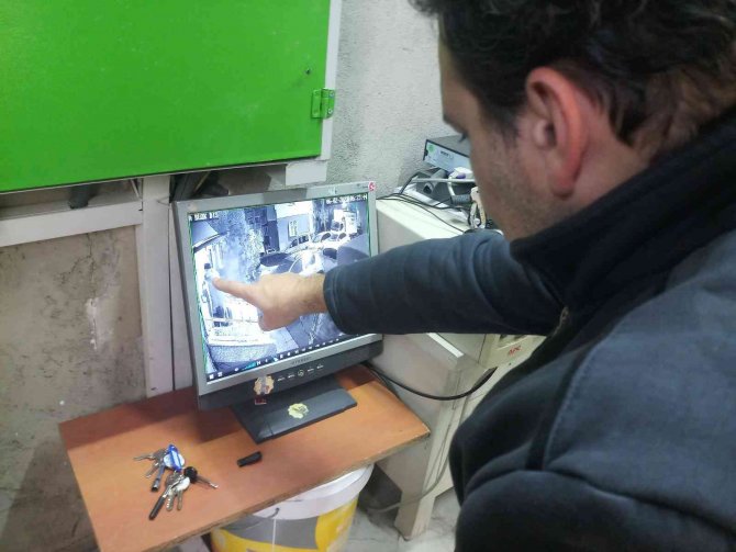 Diyafon hırsızı kamerada